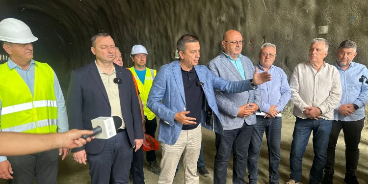 Ministrul Transporturilor, Sorin Grindeanu, vești excelente în Argeș: ”S-a turnat asfalt pe circa 90% din tronsonul Pitești – Curtea de Argeș al autostrăzii spre Sibiu!”