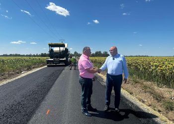Consiliul Județean sprijină modernizarea drumurilor comunale. Ion Mînzînă, pe șantier la Rătești