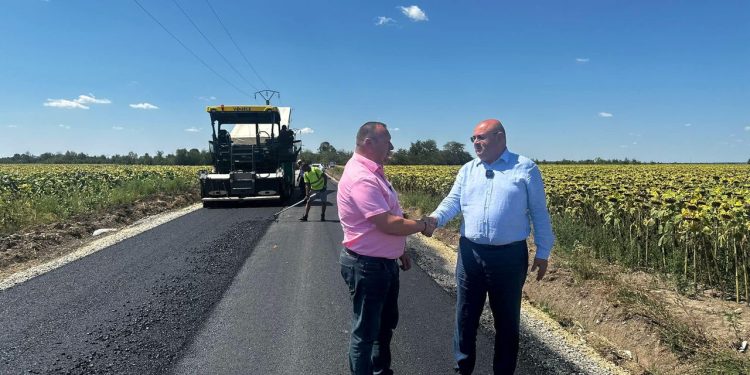 Consiliul Județean sprijină modernizarea drumurilor comunale. Ion Mînzînă, pe șantier la Rătești