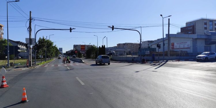 Mioveni: A început montarea noului sistem de semaforizare în intersecția Bulevardul Dacia – strada Părăști