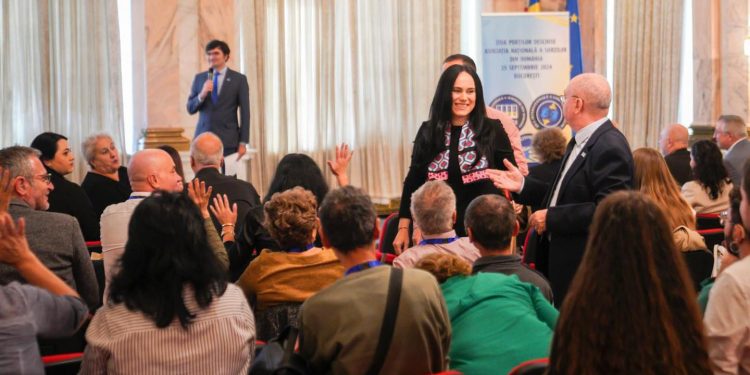 Ministrul Simona Bucura-Oprescu, alături de membrii Asociației Naționale a Surzilor la împlinirea a 105 ani de activitate