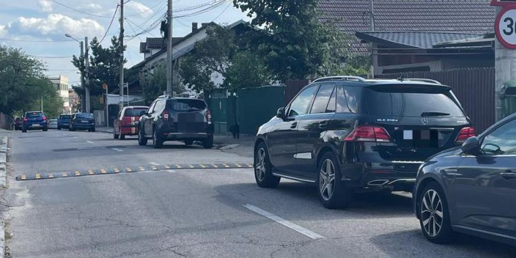 Limitator de viteză amplasat pe strada Smârdan