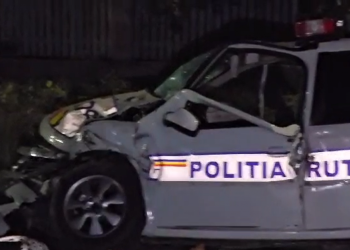 Mașină de poliţie, făcută praf şi aruncată în şanţ de şoferiţa unui BMW