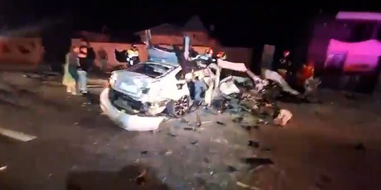 Argeș: Doi tineri de 15 şi 22 ani au murit după ce au intrat cu mașina într-un stâlp