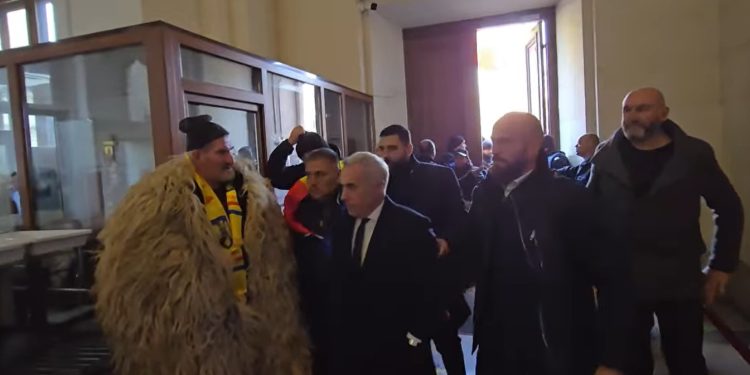 Mii de oameni sunt alături de Călin Georgescu