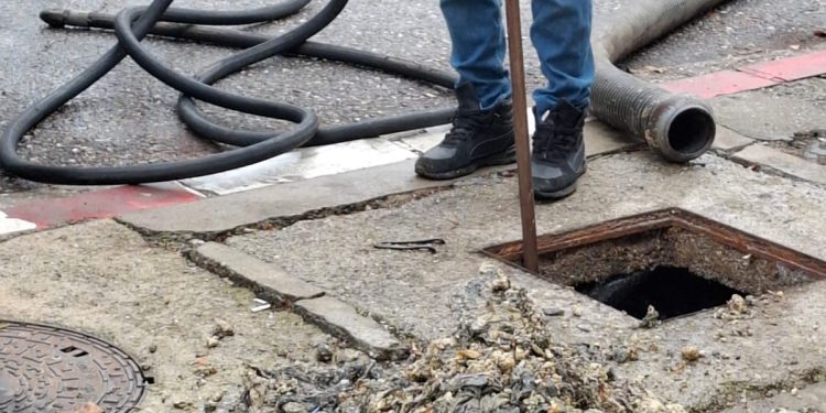 Mioveni: Canalizarea NU este coș de gunoi!