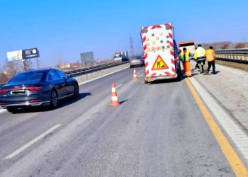 Continuă lucrările de reparații pe suprafețe izolate cu mixtură asfaltică executate pe autostrada A1 București-Pitești