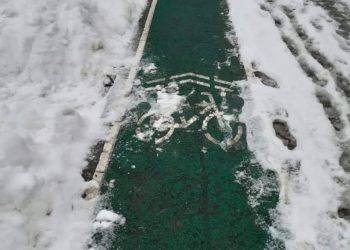 Haos în Pitești! Administrația deszăpezește pistele de biciclete, pietonii sunt lăsați în zăpadă!