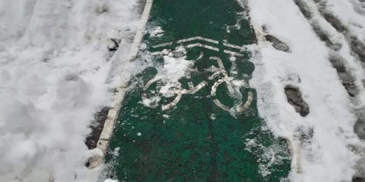 Haos în Pitești! Administrația deszăpezește pistele de biciclete, pietonii sunt lăsați în zăpadă!