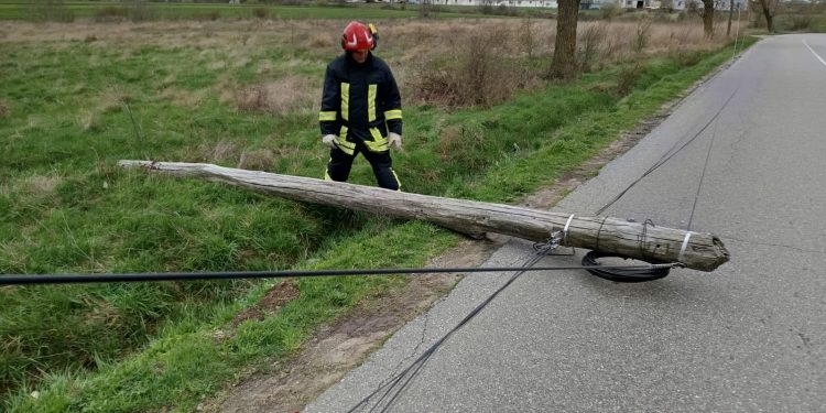Vântul a făcut prăpăd în Argeș