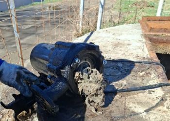 Pompă blocată de șervețele umede la una dintre stațiile de pompare ape uzate din cartierul Racovița