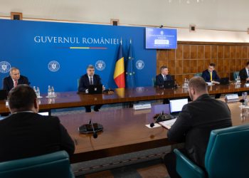 Guvernul înjumătățește o taxă, dă carduri gratis și reia angajările la stat