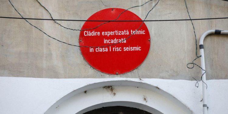 Interdicția desfășurării de activități în clădirile cu bulină roșie