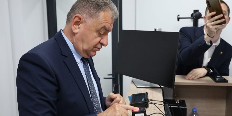 Cristian Gentea, prima cerere depusă pentru eliberarea Cărții Electronice de Identitate (CEI), la Pitești