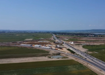 A fost finalizată montarea grinzilor pasajului rutier al DEx12 peste A1