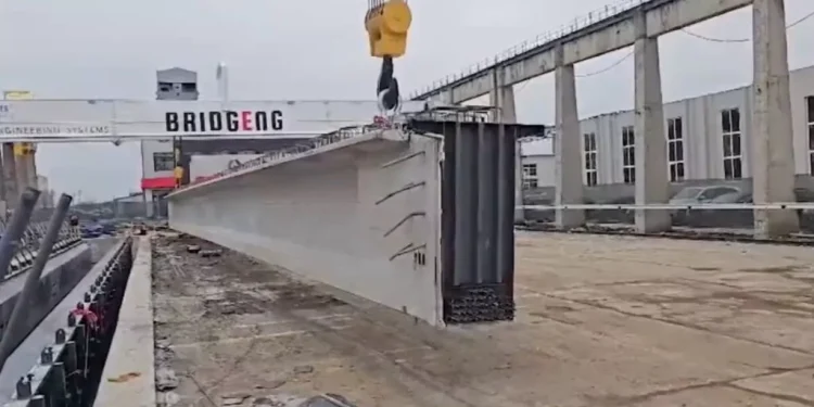 Autostrada Sibiu – Pitești. Au fost produse primele două grinzi din beton din cele 1394 necesare pentru secțiunea 3 Cornetu – Tigveni