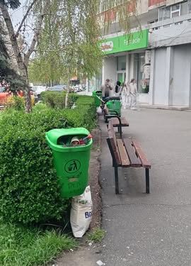 Salubritate: Locul sacului cu deșeuri menajere generate în casă nu este la coșurile stradale!
