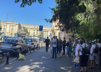 Angajații din asistența socială refuză să mai intre la muncă și protestează