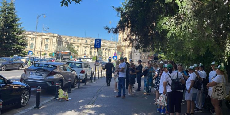 Angajații din asistența socială refuză să mai intre la muncă și protestează