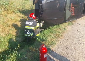 Accident rutier în comuna Călinești: un autoturism s-a răsturnat în șanț. O persoană, preluată de echipajul medical