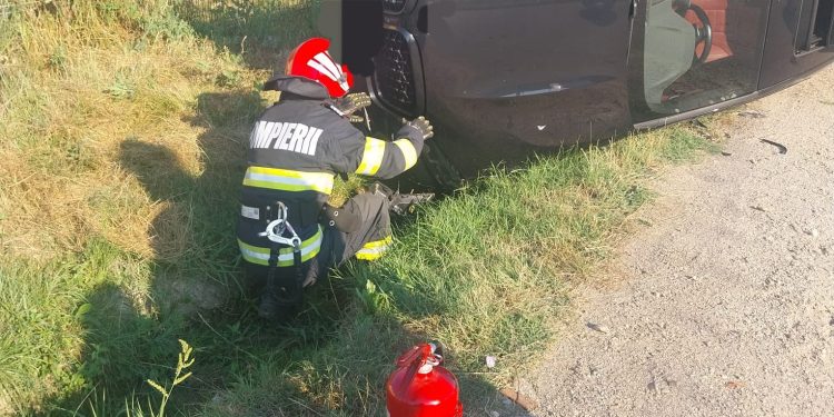 Accident rutier în comuna Călinești: un autoturism s-a răsturnat în șanț. O persoană, preluată de echipajul medical