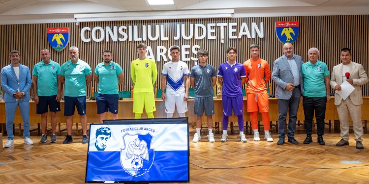 500 de tineri fotbaliști de la FC Argeș au primit echipamente noi de joc, printr-un proiect cofinanțat de Consiliul Județean Argeș