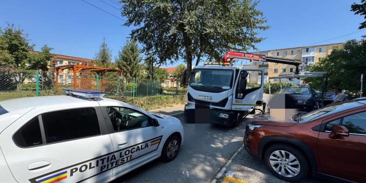 Poliția Locală: Redăm piteștenilor spațiile de parcare ocupate de mașini abandonate