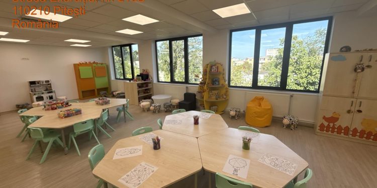 Patru săli de clasă renovate și date în folosință înainte de începutul anului școlar, la G.P.P. „Castelul magic” din Pitești!