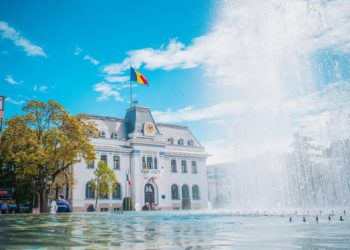 Spectacolele fântânii muzicale din Pitești se mută pe program de toamnă
