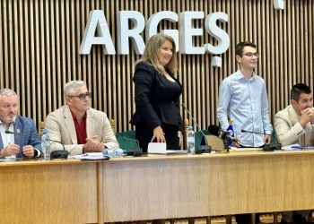 Olimpicul la matematică Emanuel Mazăre, premiat de prefectul Ioana Făcăleață și de Consiliul Județean Argeș