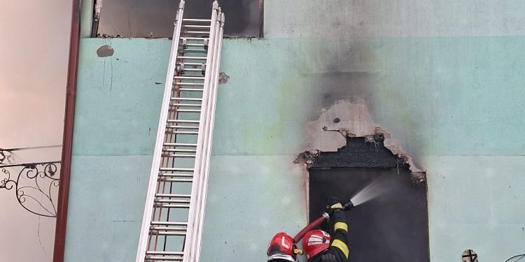 Incendiu devastator în Călinești: Două persoane rănite, casă mistuită de flăcări