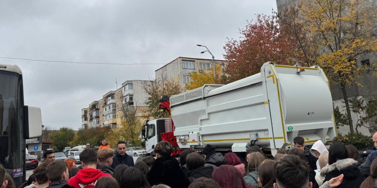 Acțiune de informare și conștientizare privind colectarea selectivă a deșeurilor – cartier Trivale, Pitești!