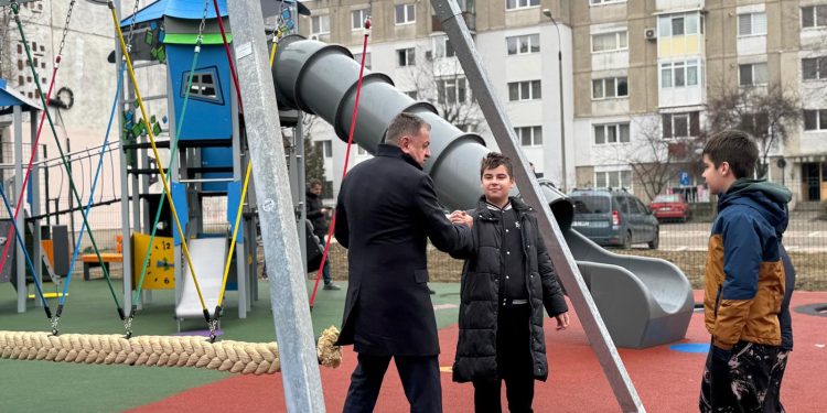 Încă un loc de joacă a fost modernizat, la Pitești!