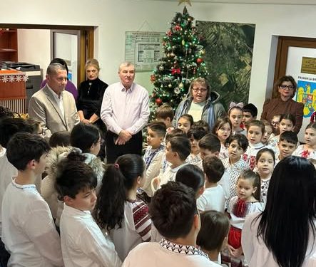 Spiritul Crăciunului, adus la Primăria Bradu de colindătorii școlari