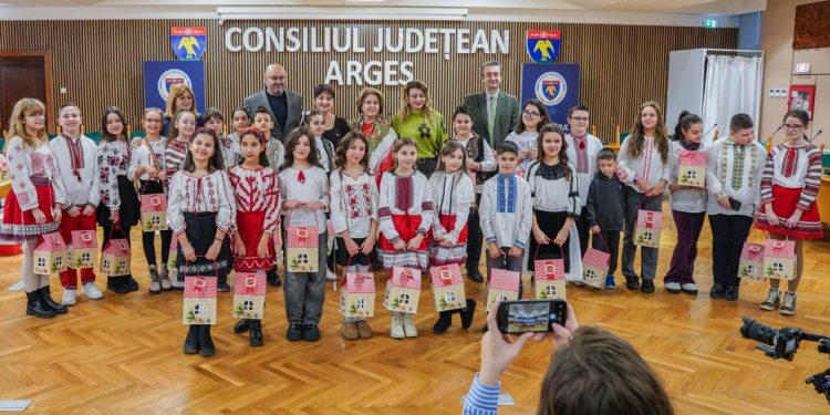 Colindele care au adus lumina Crăciunului la Consiliul Județean Argeș