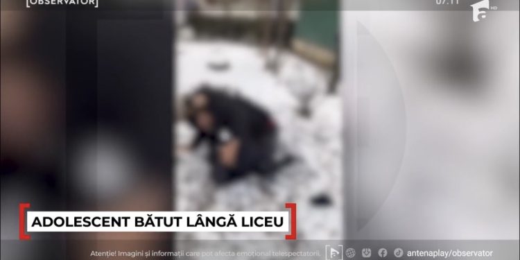 Adolescent bătut lângă un liceu din Costești