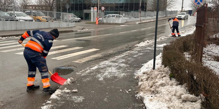 Deszăpezire în municipiul Pitești – intervenții în desfășurare și obligații legale pentru cetățeni