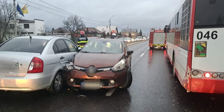 Intervenție de urgență pe DN 73, la Mărăcineni: accident cu două autoturisme și un autobuz Publitrans