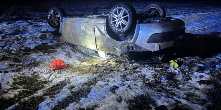Un tânăr s-a răsturnat cu mașina la Davidești
