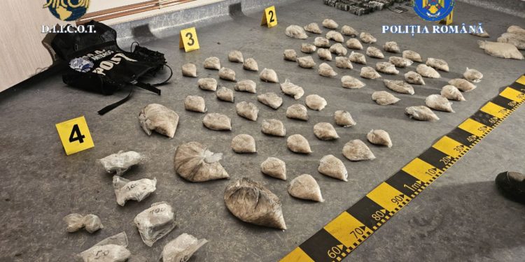 Argeș: Persoane cercetate pentru săvârșirea infracțiunii de trafic de droguri de mare risc, în formă continuată