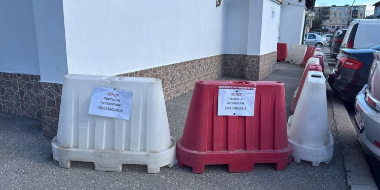 Fațadă periculoasă pe strada Paltinului: proprietarii blocului C16, somați să intervină