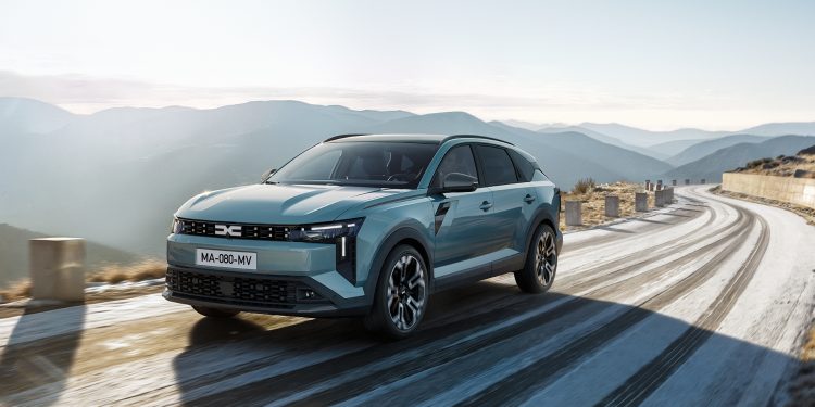 Dacia continuă să redefinească fundamentele mobilității moderne printrun model economic unic, care îmbină un design atractiv, robustețe dovedită și inovație accesibilă