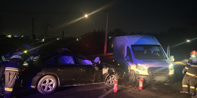 Accident rutier cu trei autoturisme implicate, în Mioveni
