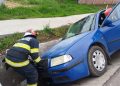 Mașină ieșită de pe carosabil la Izvoru: doi bărbați, răniți ușor