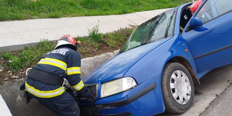 Mașină ieșită de pe carosabil la Izvoru: doi bărbați, răniți ușor