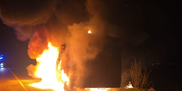 Intervenție nocturnă a pompierilor din Bradu: o autoutilitară, aproape complet distrusă de flăcări