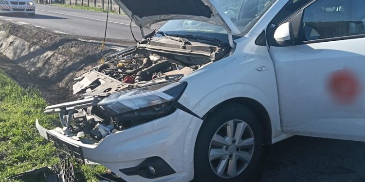 Accident pe DN 7, între Râmnicu Vâlcea și Pitești: mașină intrată în cap de pod