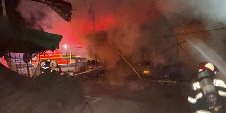 Incendiu la standurile de fructe și legume de pe strada Depozitelor