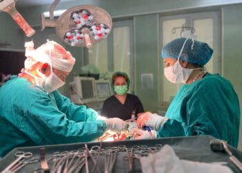 PREMIERĂ MEDICALĂ ÎN ARGEȘ: Tumoră pleurală de 2,3 kg, asociată sindromului Doege-Potter, extirpată cu succes la Spitalul Județean de Urgență Pitești