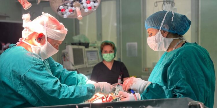 PREMIERĂ MEDICALĂ ÎN ARGEȘ: Tumoră pleurală de 2,3 kg, asociată sindromului Doege-Potter, extirpată cu succes la Spitalul Județean de Urgență Pitești